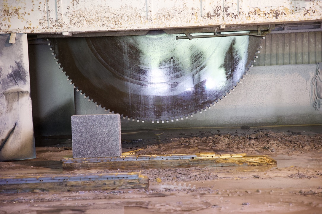 Moderne kjøkken med granittbenk